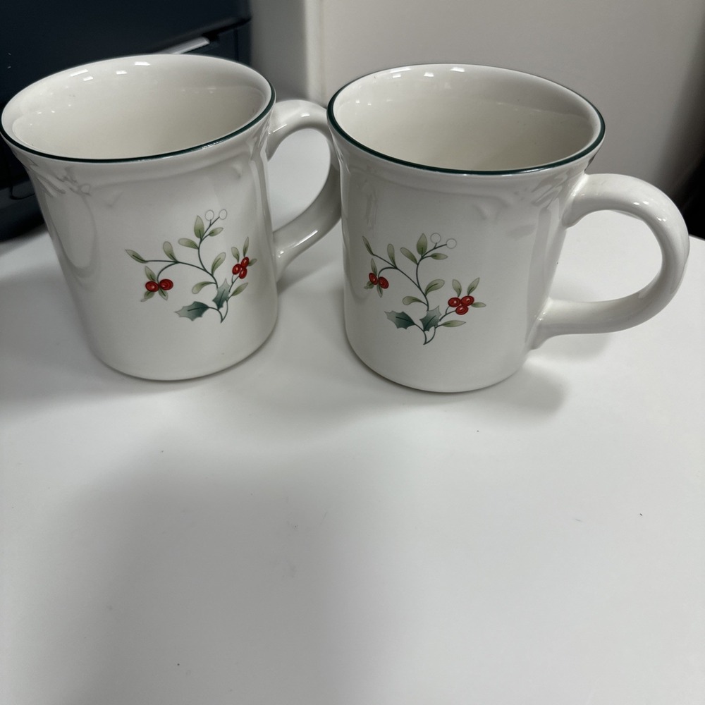 Lot‎ 2 Pfaltzgraff Winterberry Christmas Mugs 4" Tall